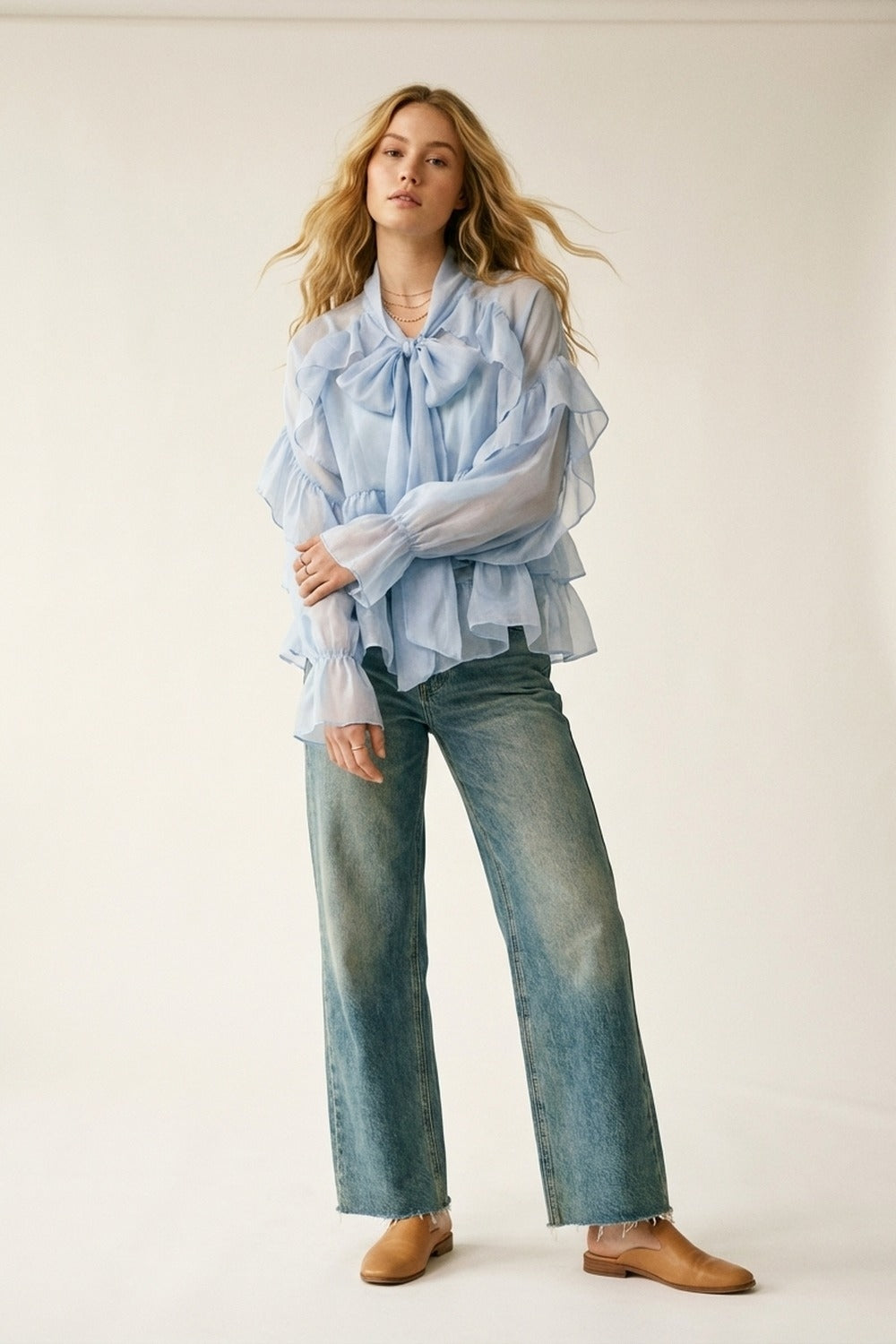 Blusa leggera azzurra con volant trasparenti in tessuto di chiffon
