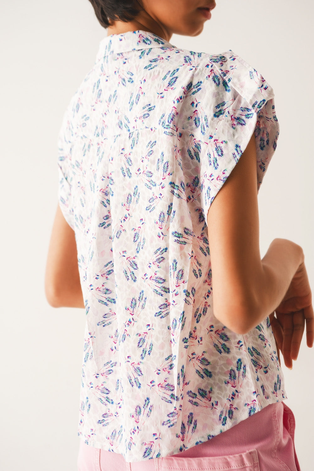 Blusa lilla con taschini e print floreale