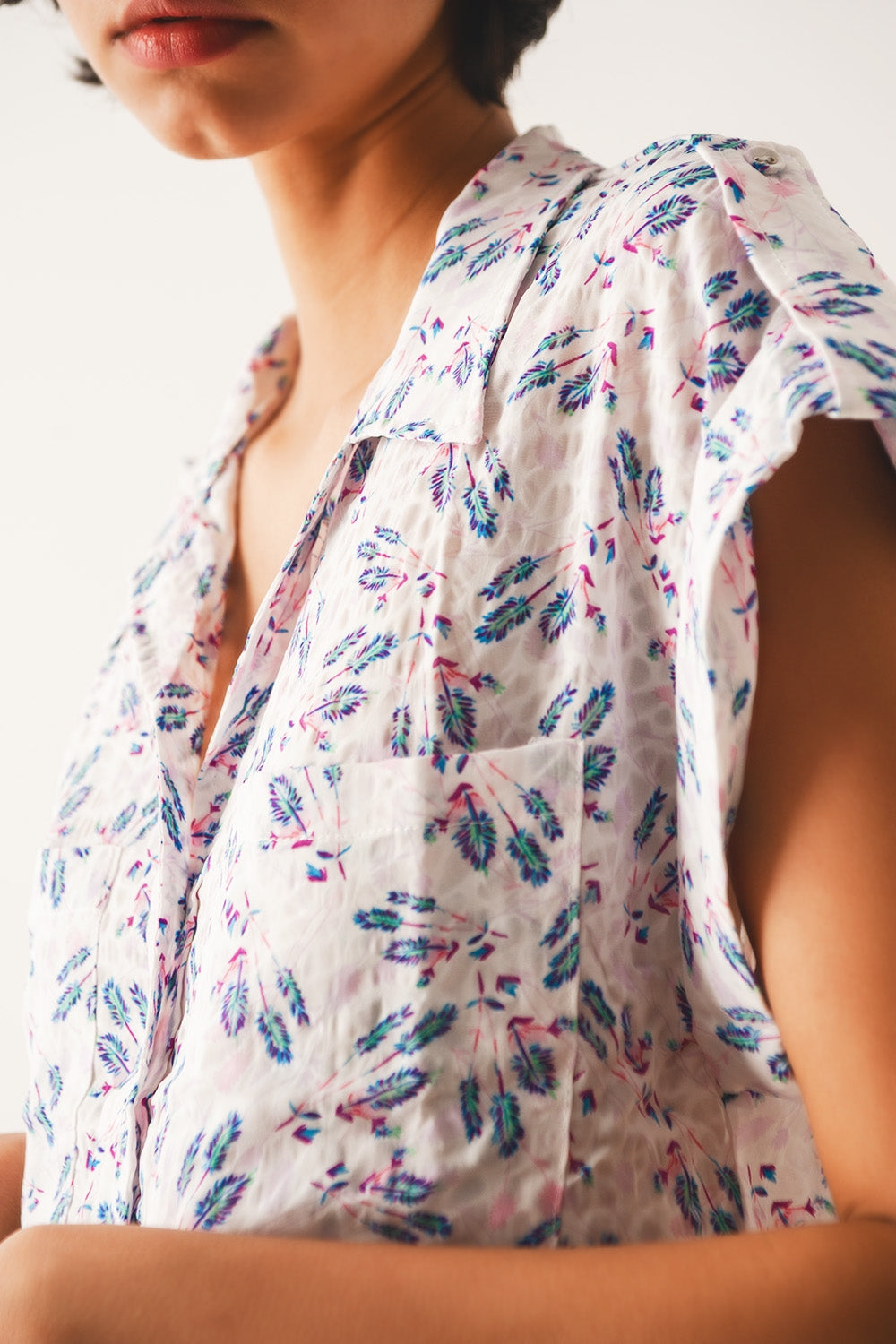 Blusa lilla con taschini e print floreale