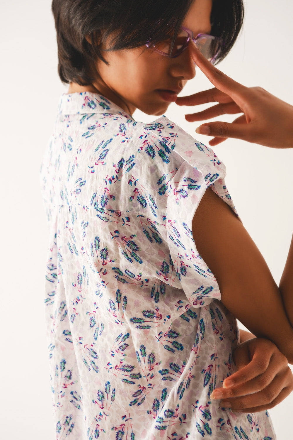 Blusa lilla con taschini e print floreale