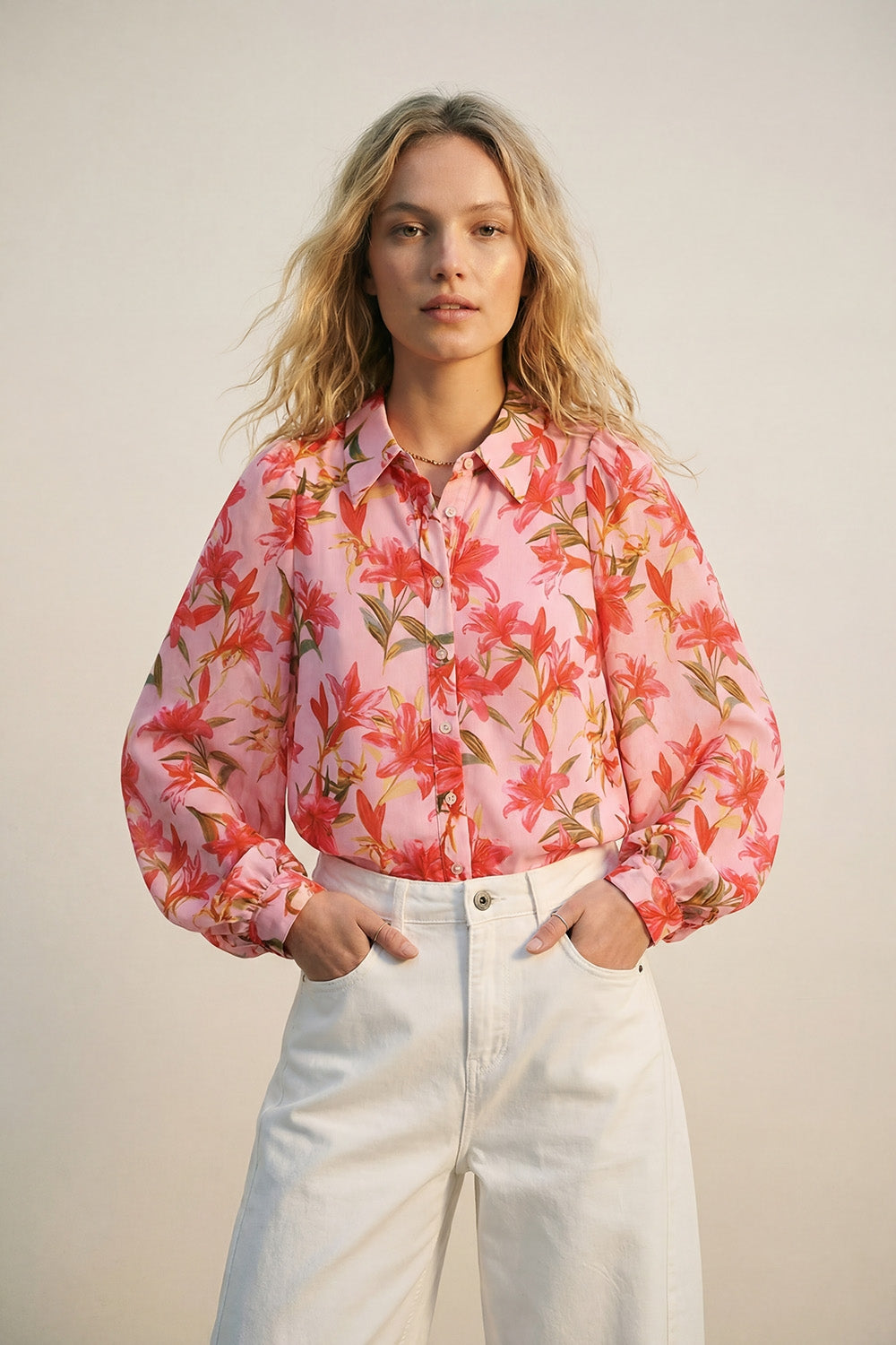 Blusa rosa con stampa floreale e bottoni maniche a palloncino in chiffon