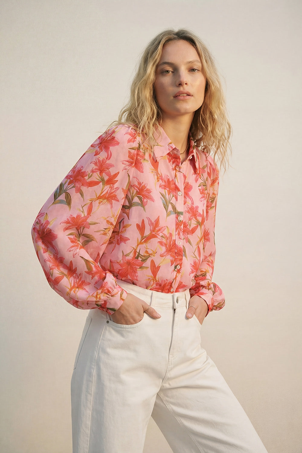 Blusa rosa con stampa floreale e bottoni maniche a palloncino in chiffon