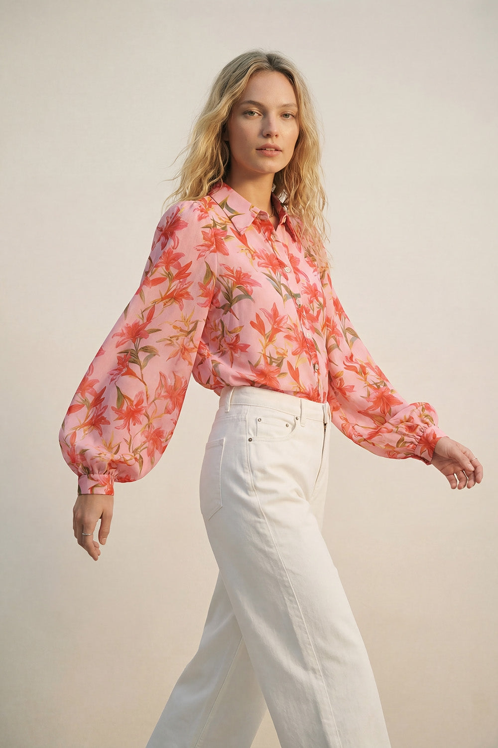 Blusa rosa con stampa floreale e bottoni maniche a palloncino in chiffon