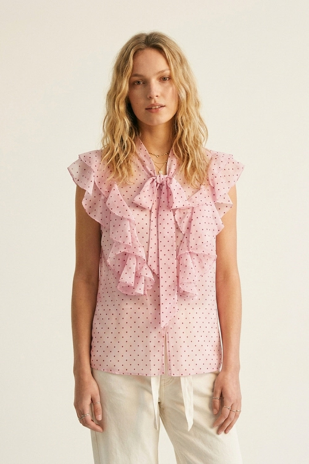 Q2 Blusa smanicata con fiocco e volant in chiffon a pois rosa chiaro