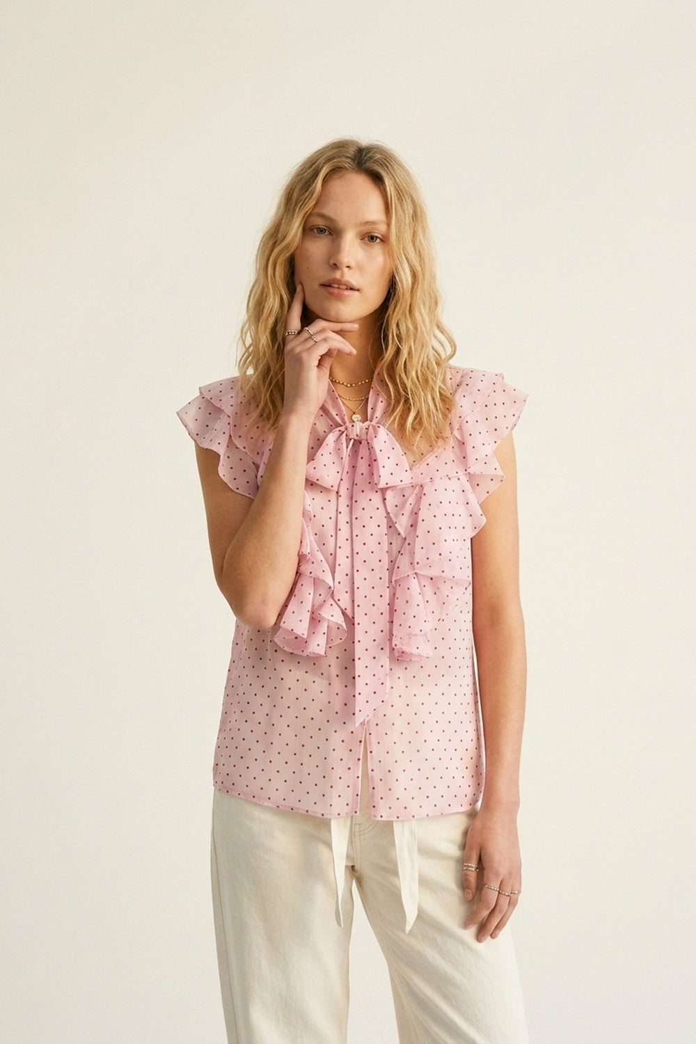 Blusa smanicata con fiocco e volant in chiffon a pois rosa chiaro
