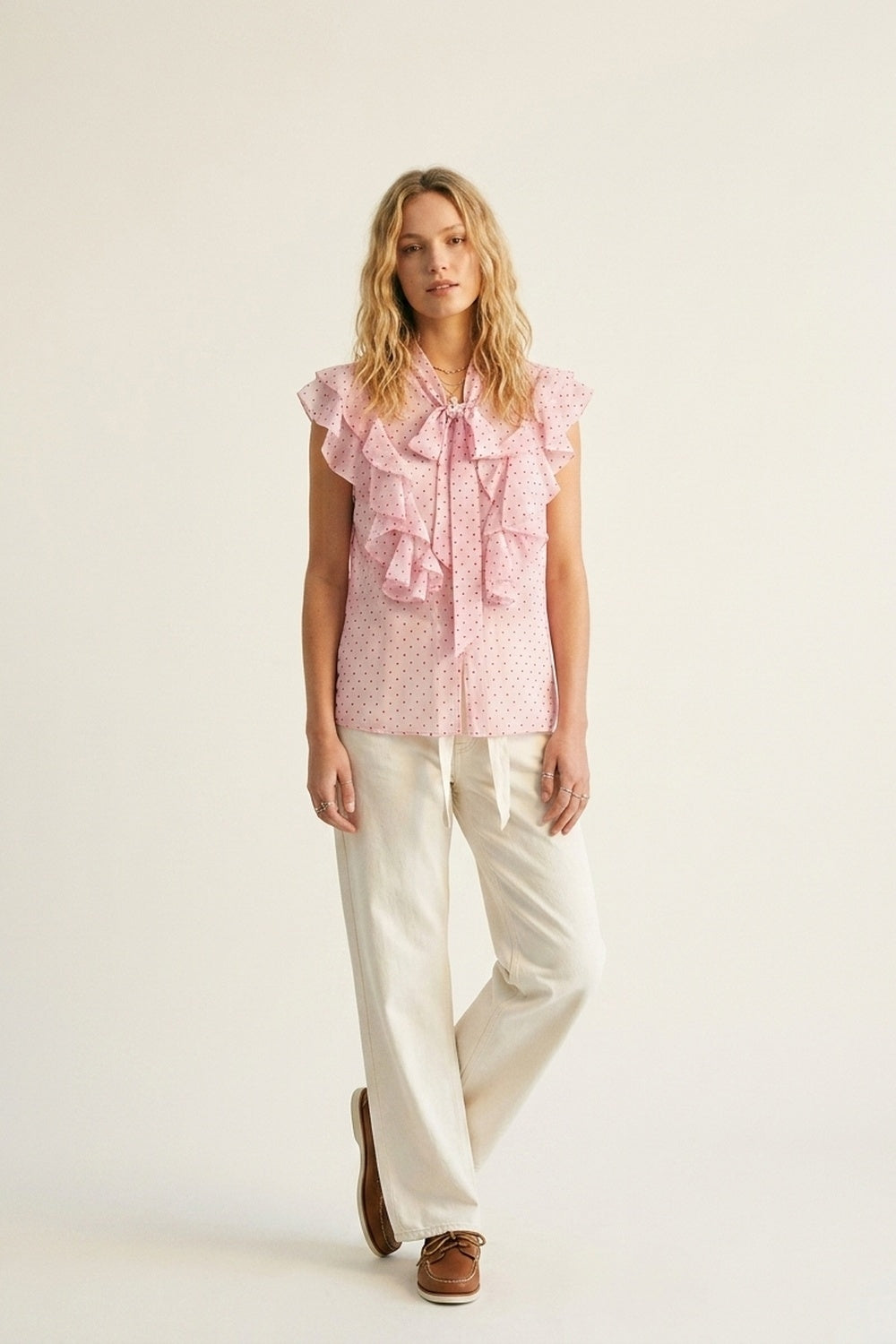 Blusa smanicata con fiocco e volant in chiffon a pois rosa chiaro