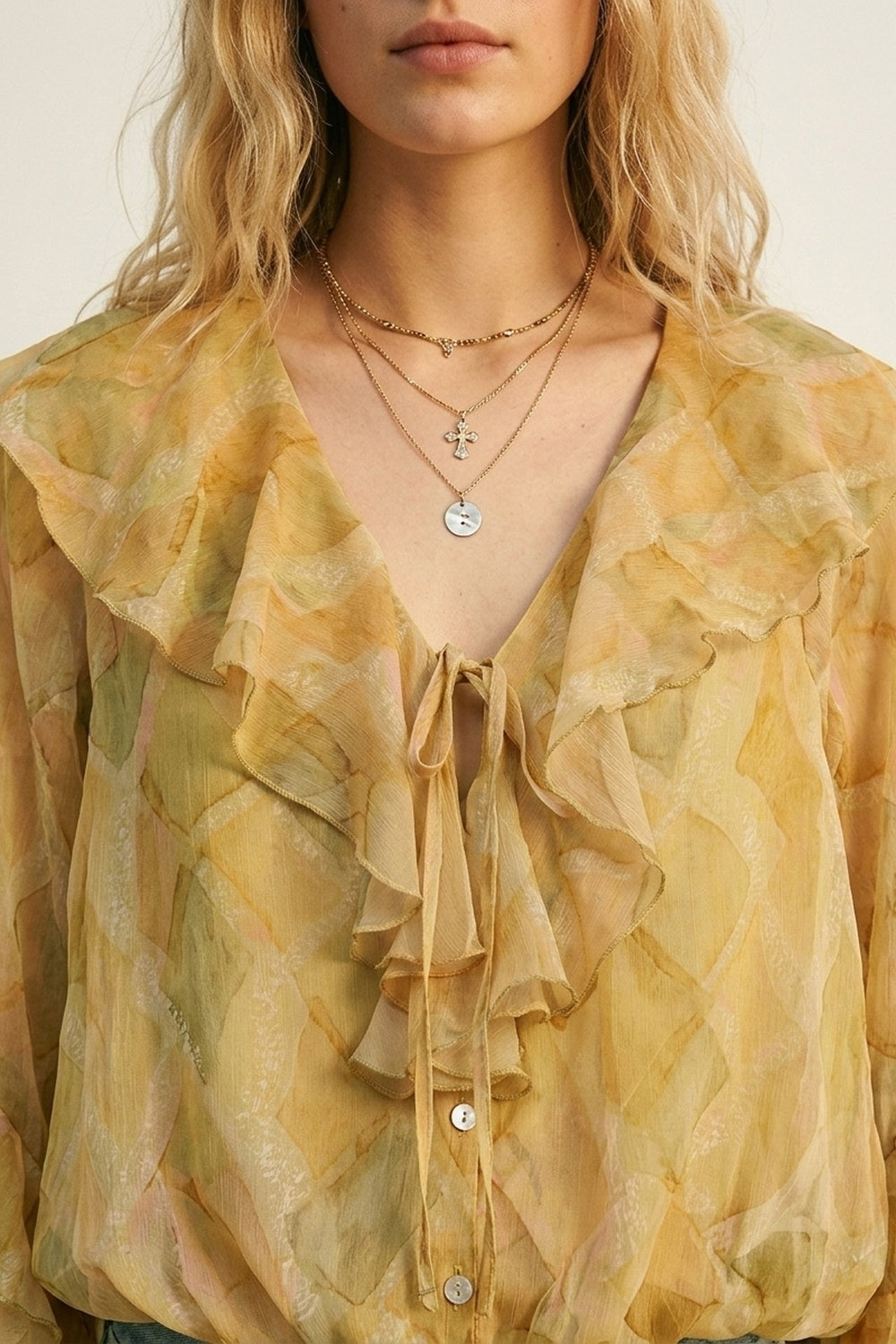 Blusa Trasparente con Volant in Senape e Nodo Frontale