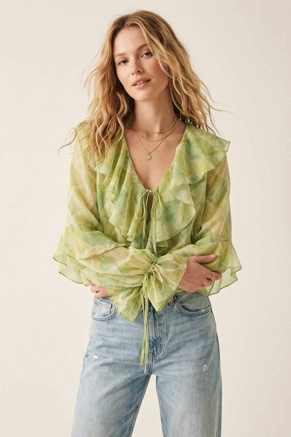 Blusa trasparente verde chiaro con volant e nodo frontale