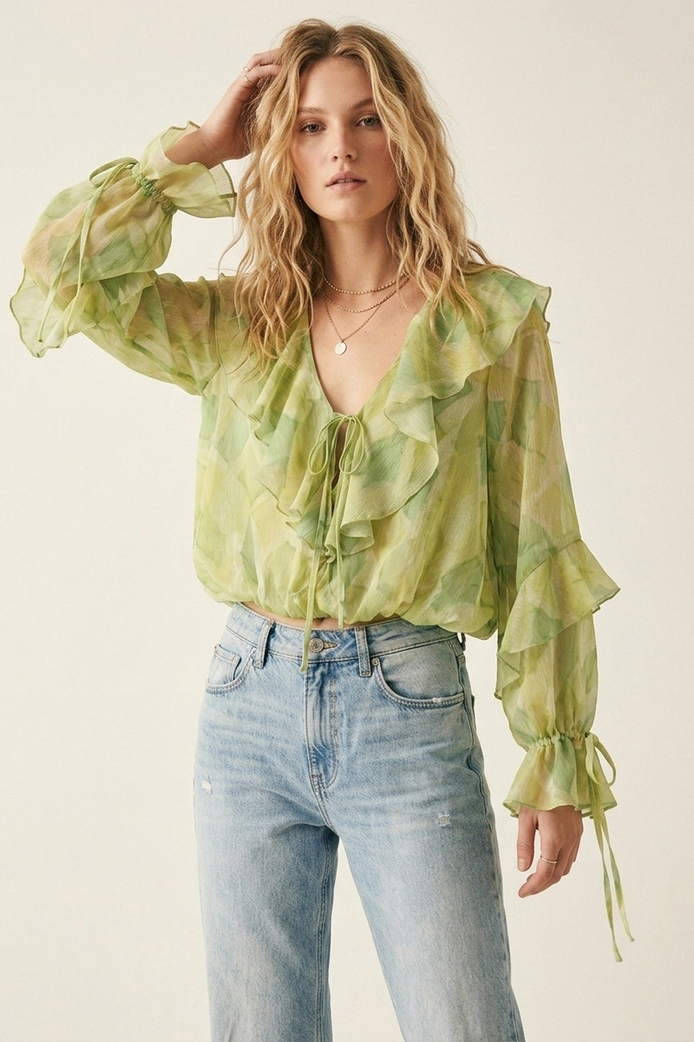 Blusa trasparente verde chiaro con volant e nodo frontale