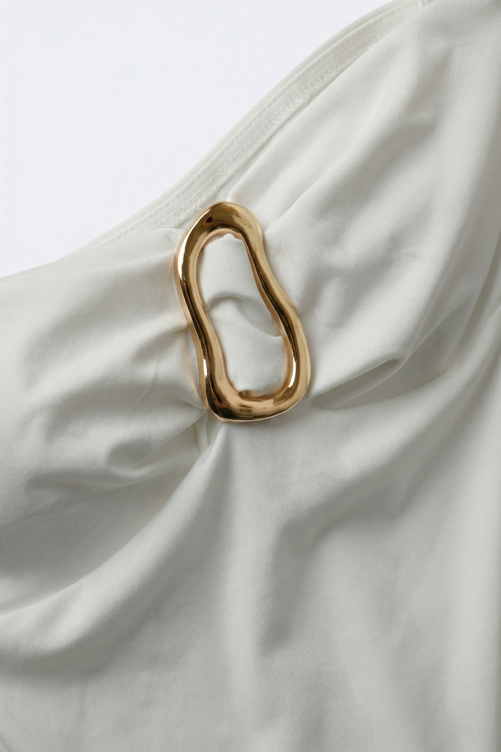 Body bianco senza spalline con dettagli in oro