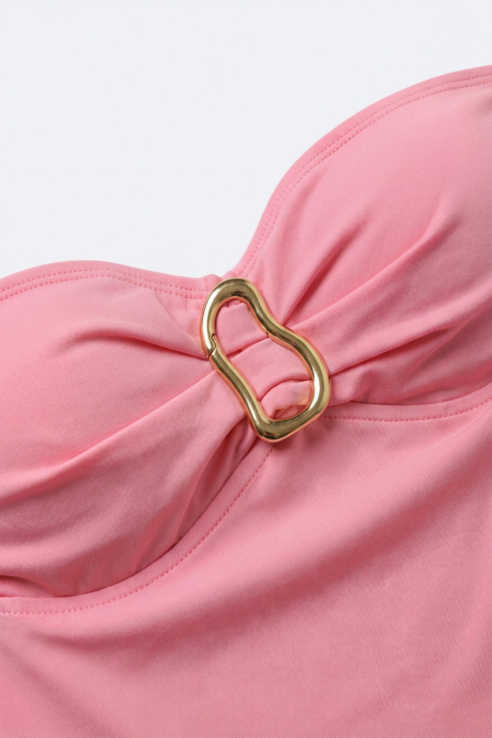 Body rosa senza spalline con dettaglio fibbia per l'estate