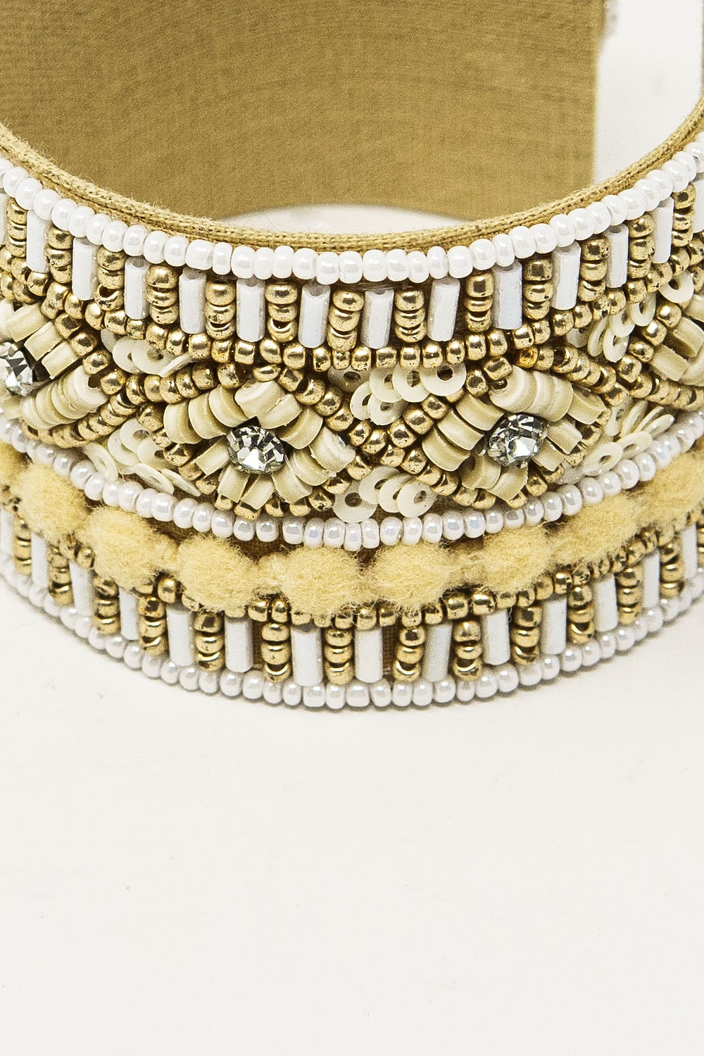 Bracciale aperto crema con decorazioni in bianco e beige