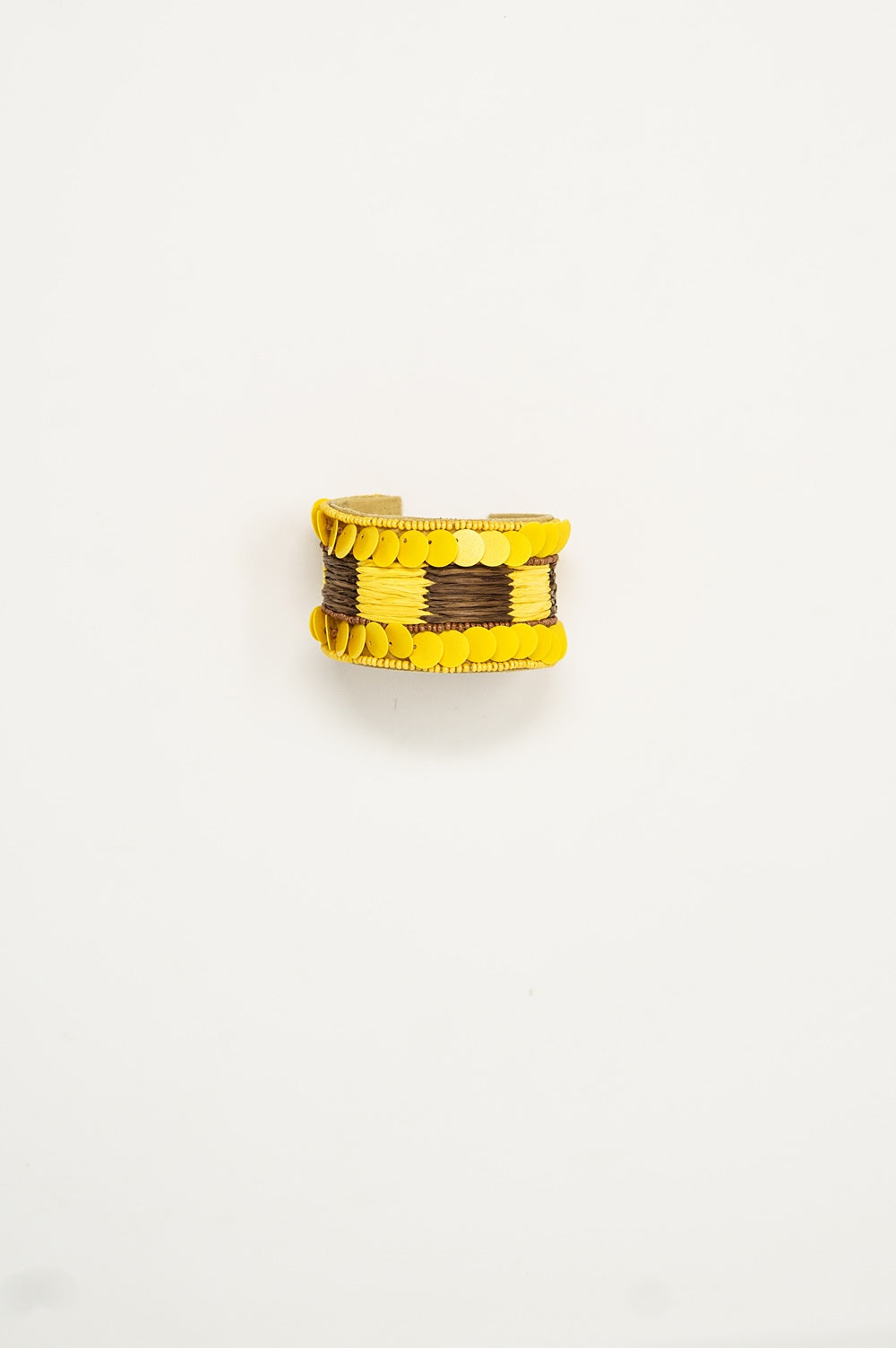 Q2 Bracciale aperto spesso giallo e marrone con accenti di perline gialle