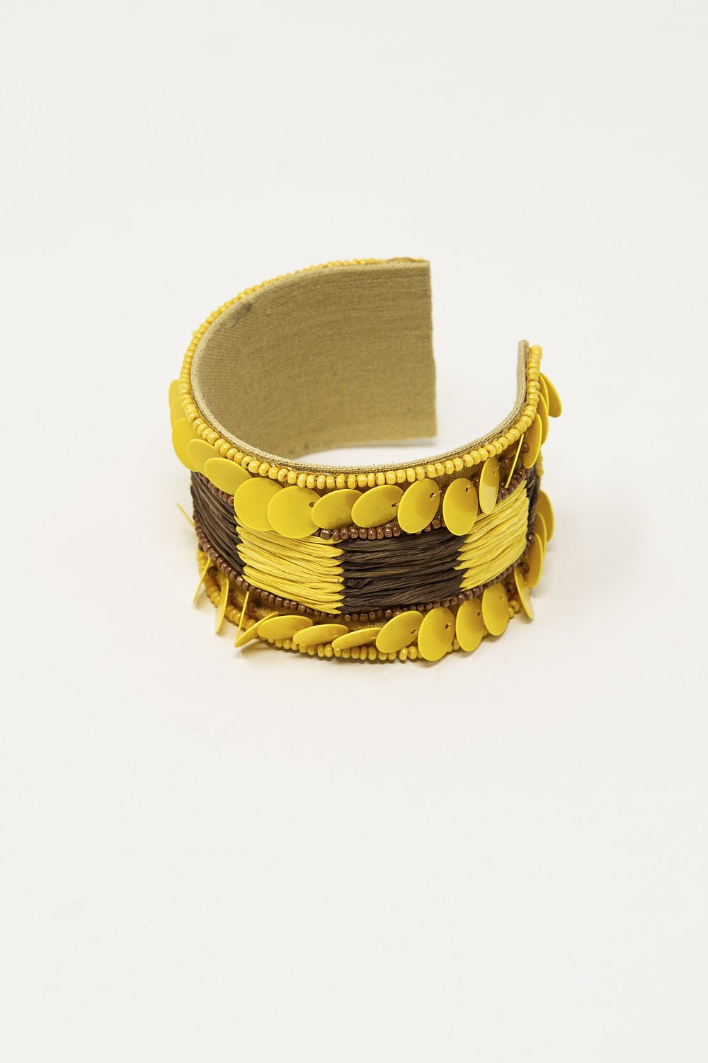 Bracciale aperto spesso giallo e marrone con accenti di perline gialle