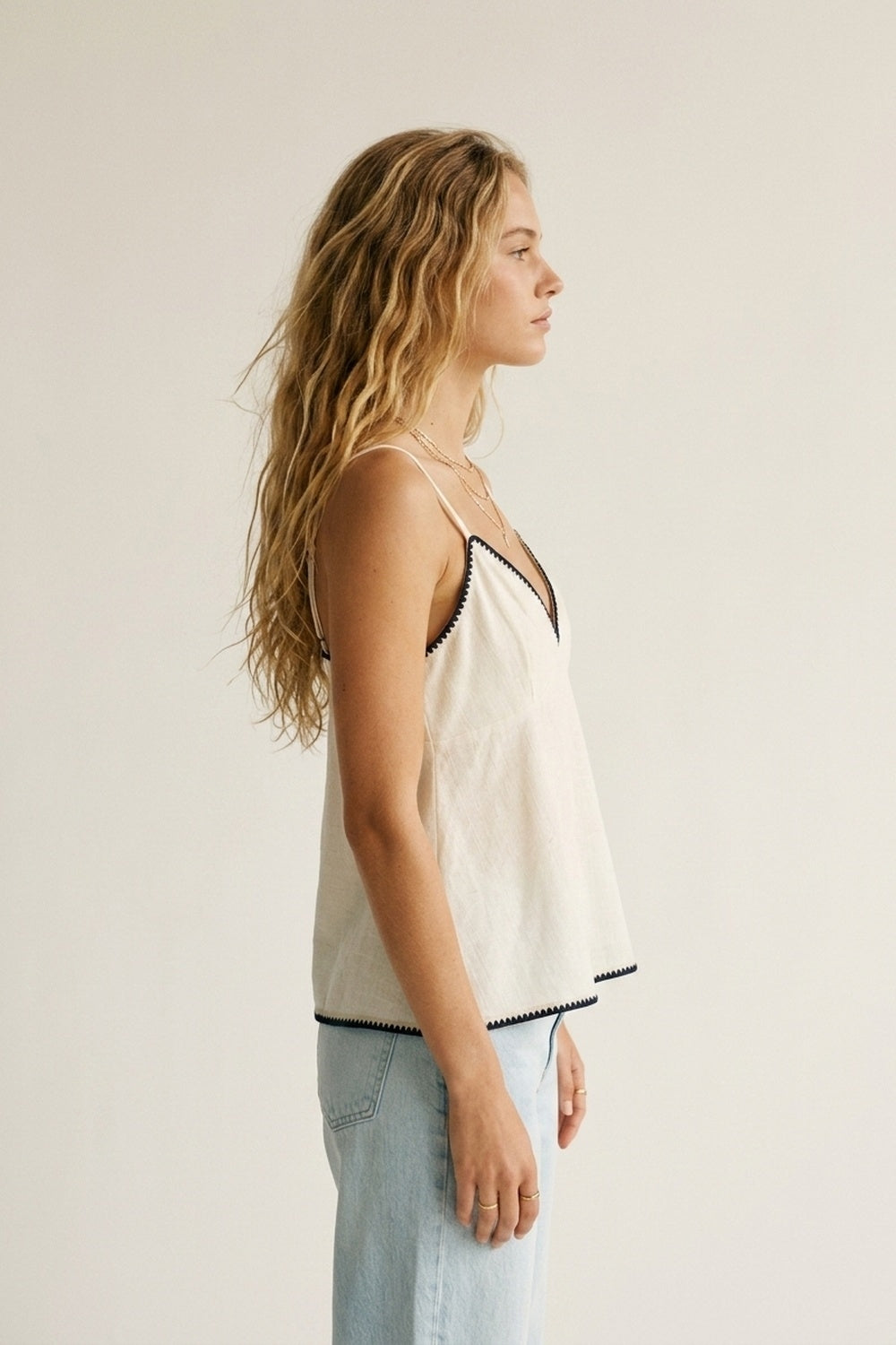 Cami bianca leggera con bordo a zig-zag blu navy