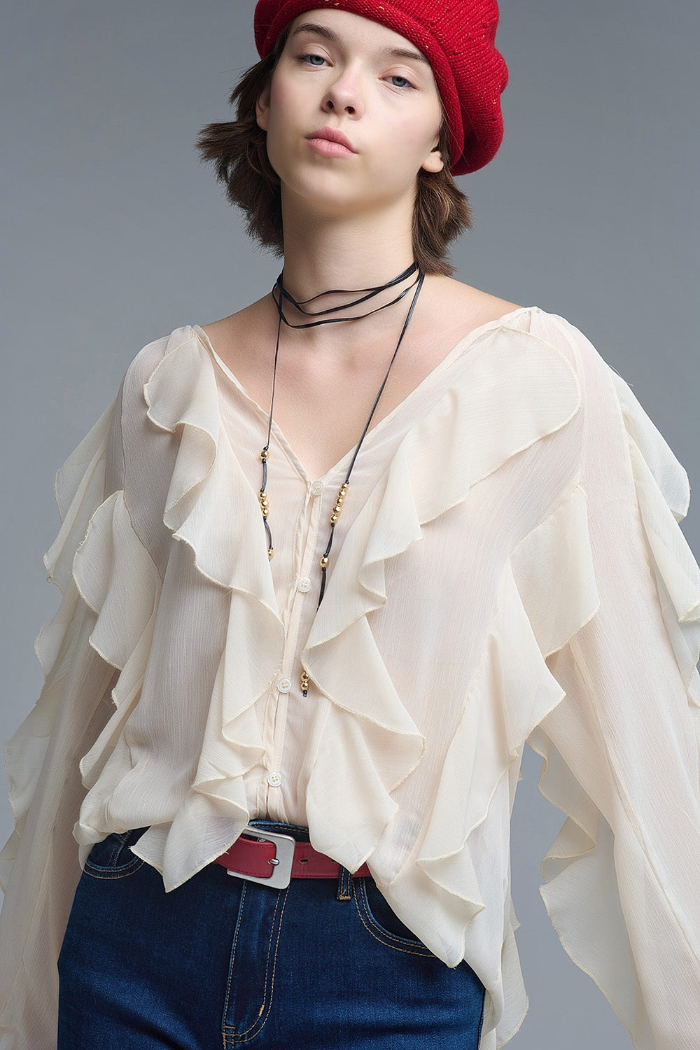 Camicetta beige con scollo a V e volant all over