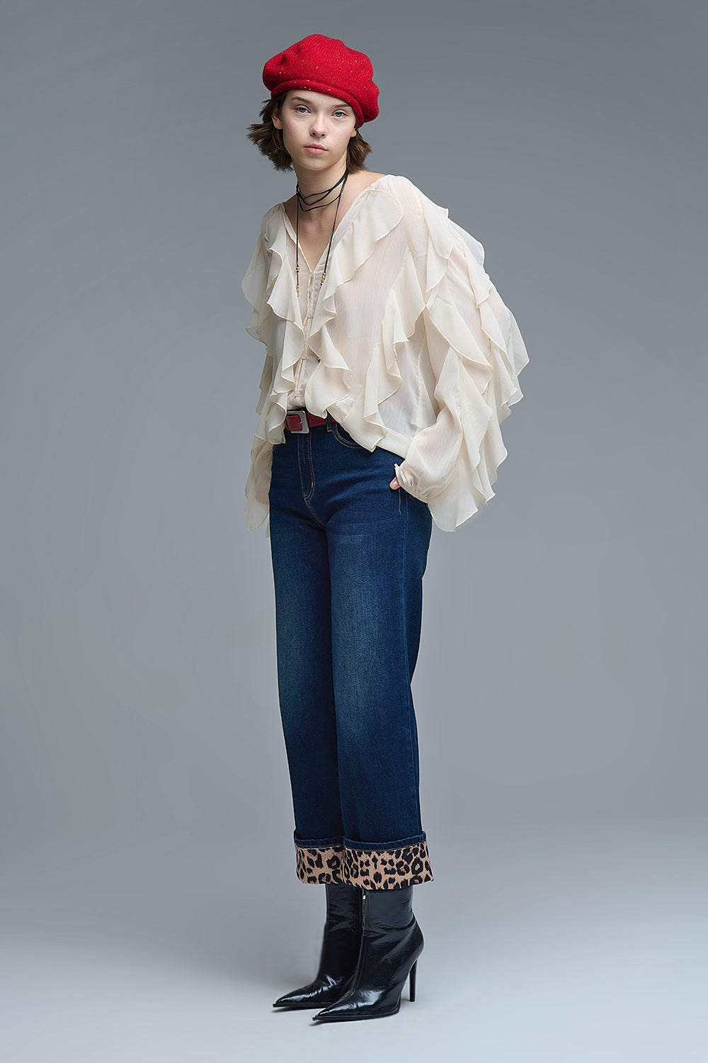 Camicetta beige con scollo a V e volant all over