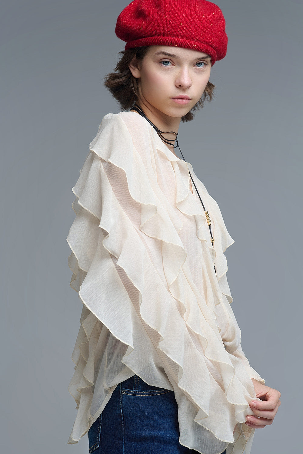 Q2 Camicetta beige con scollo a V e volant all over