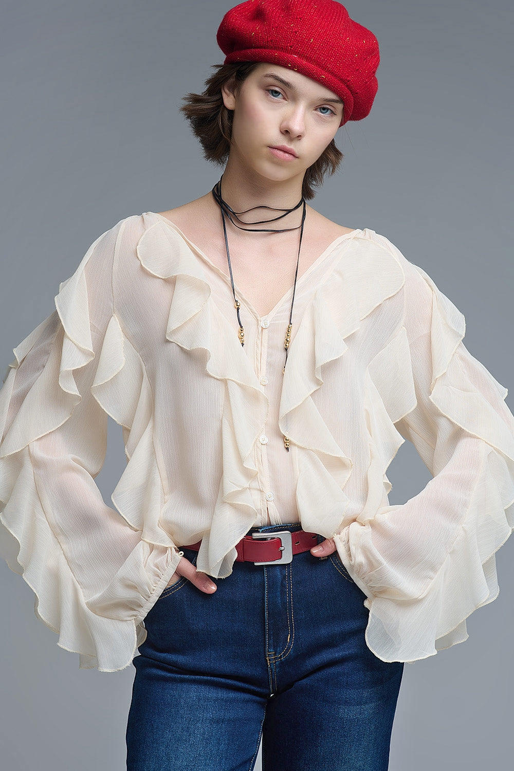 Camicetta beige con scollo a V e volant all over