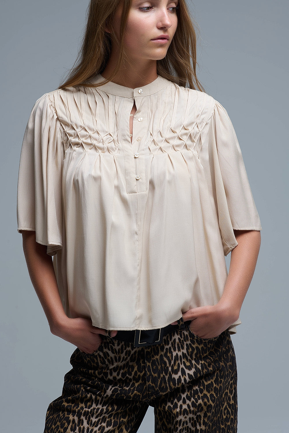 Q2 Camicetta beige rilassata in stile boho con dettagli ricamati
