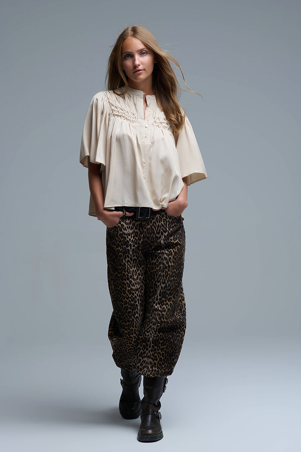 Camicetta beige rilassata in stile boho con dettagli ricamati