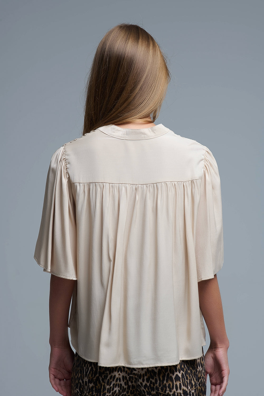 Camicetta beige rilassata in stile boho con dettagli ricamati