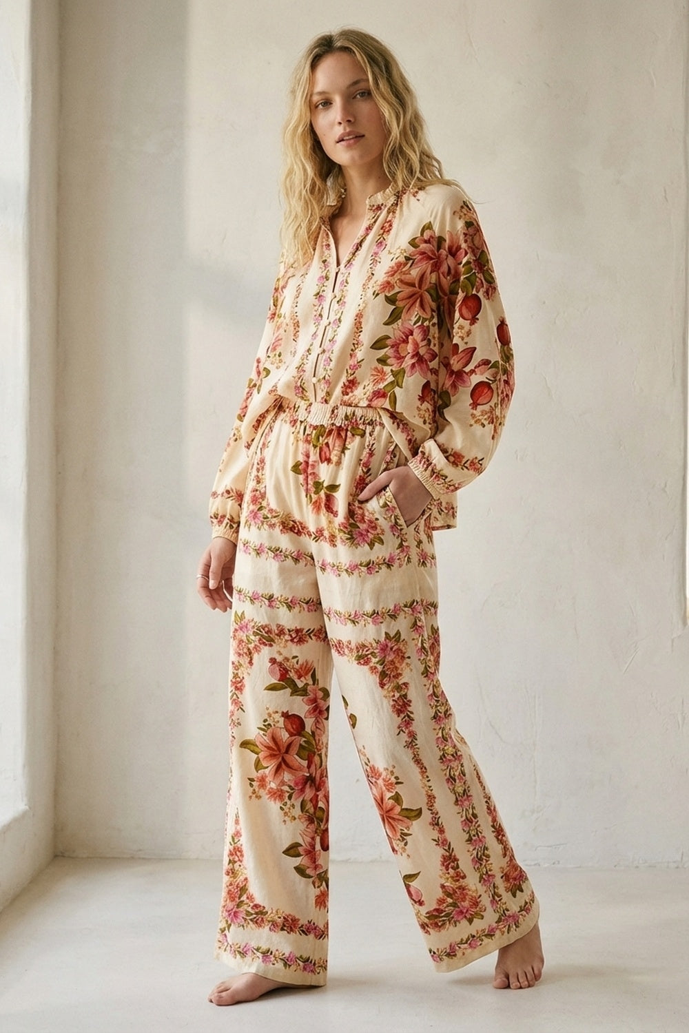 Camicetta Boho con stampa floreale color crema e collo a coulisse