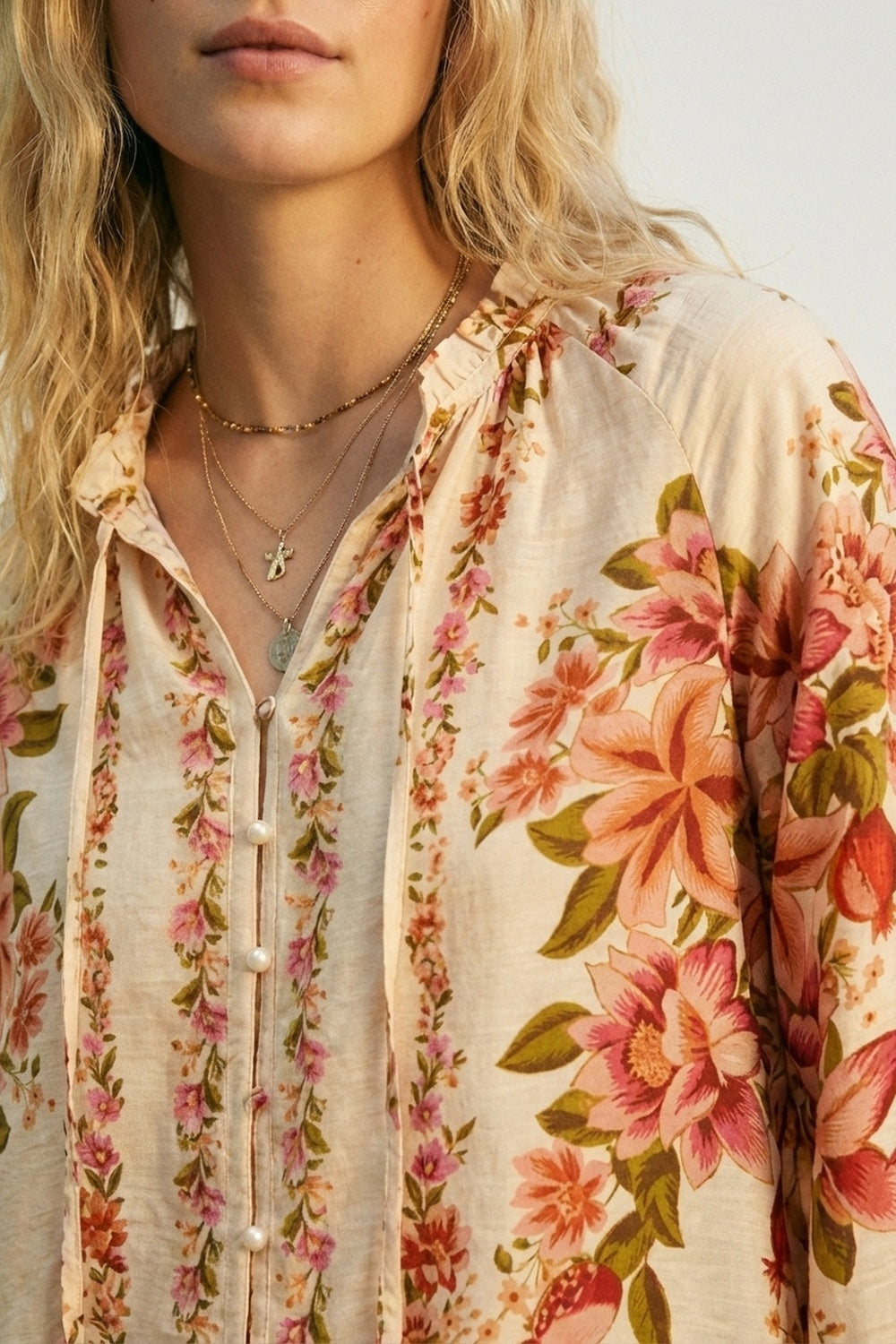 Camicetta Boho con stampa floreale color crema e collo a coulisse