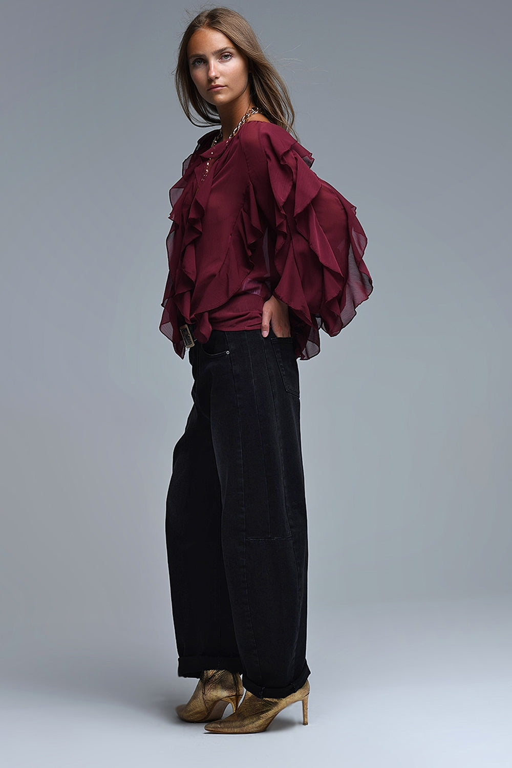 Camicetta bordeaux con scollo a V e volant all over