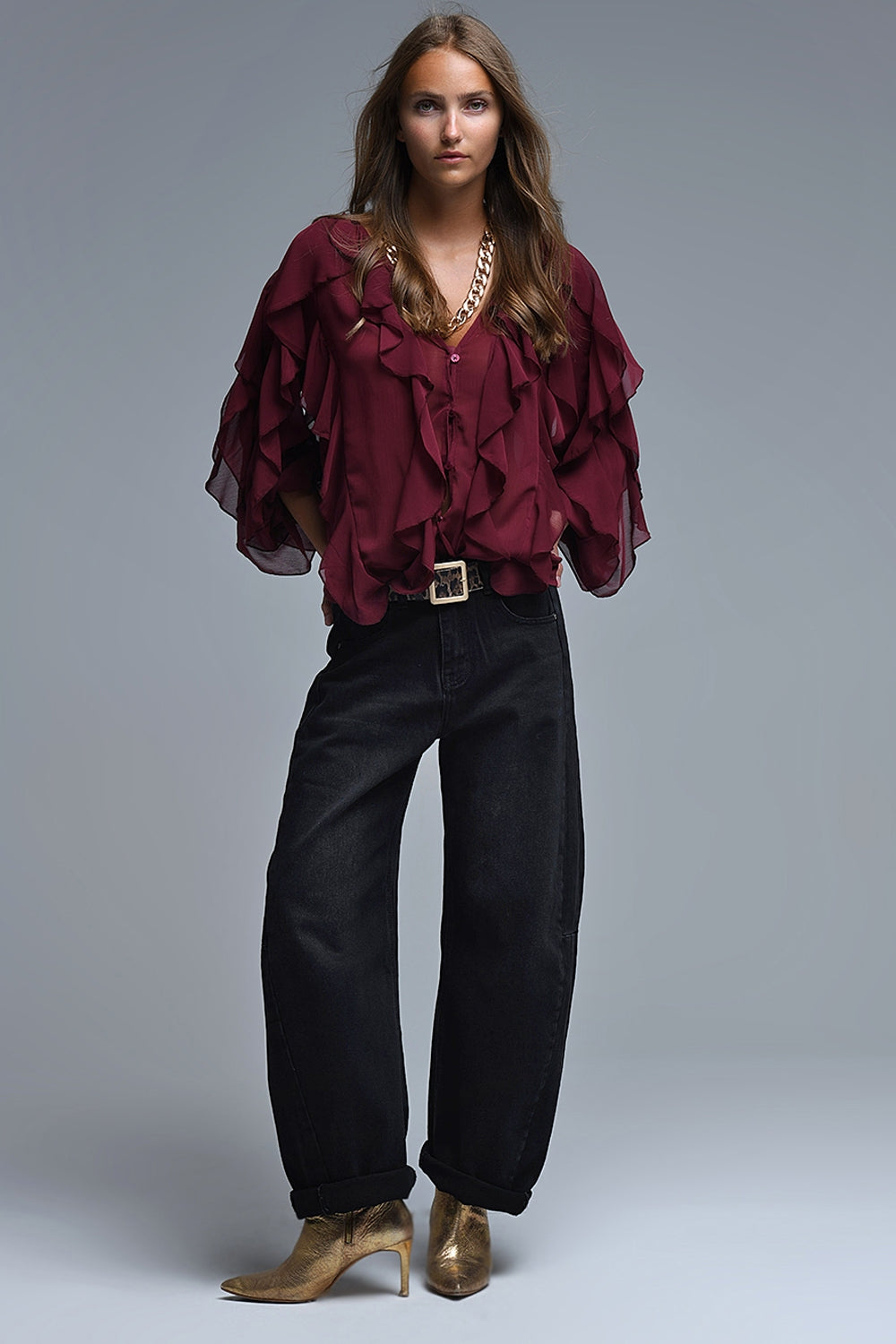 Camicetta bordeaux con scollo a V e volant all over