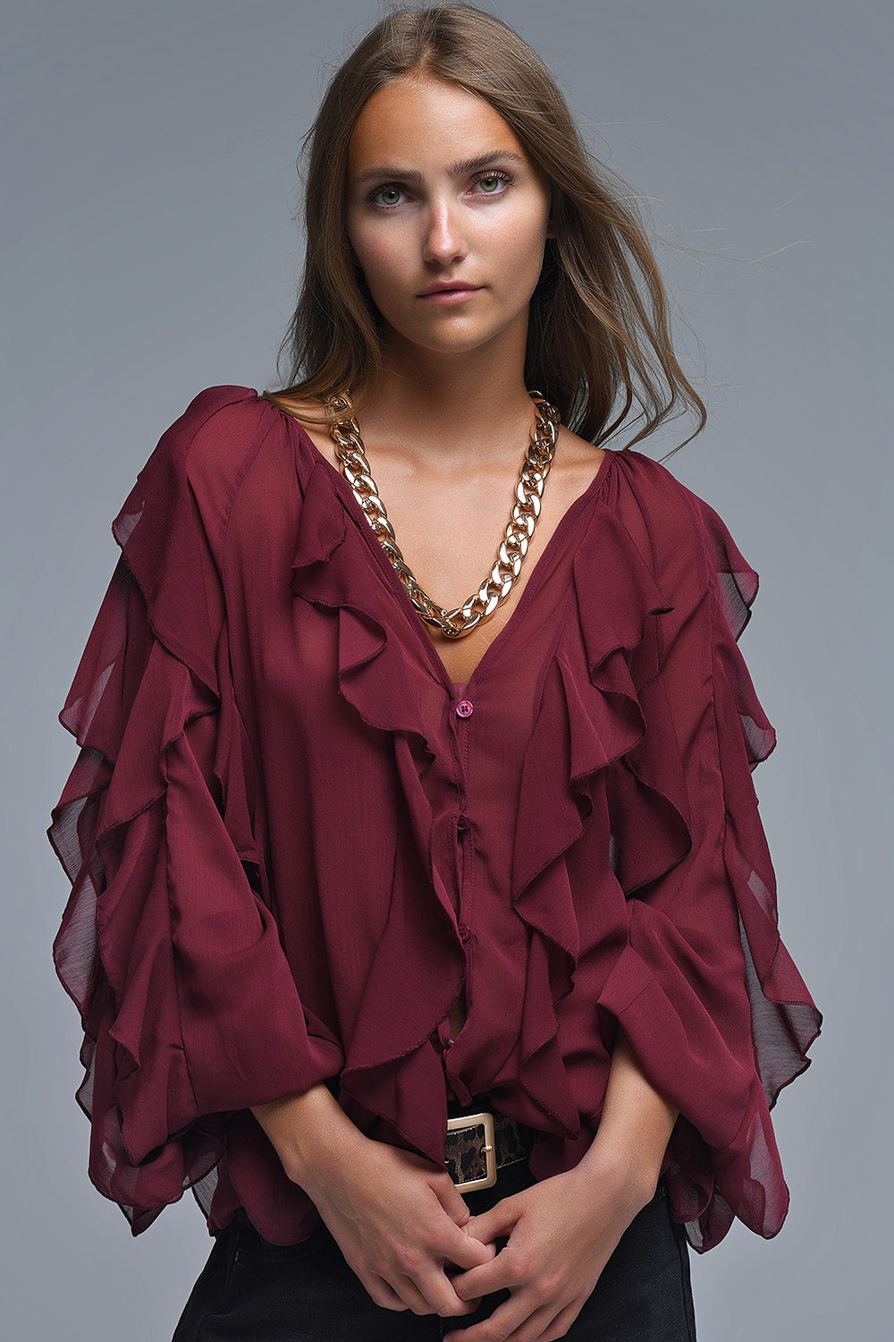 Camicetta bordeaux con scollo a V e volant all over