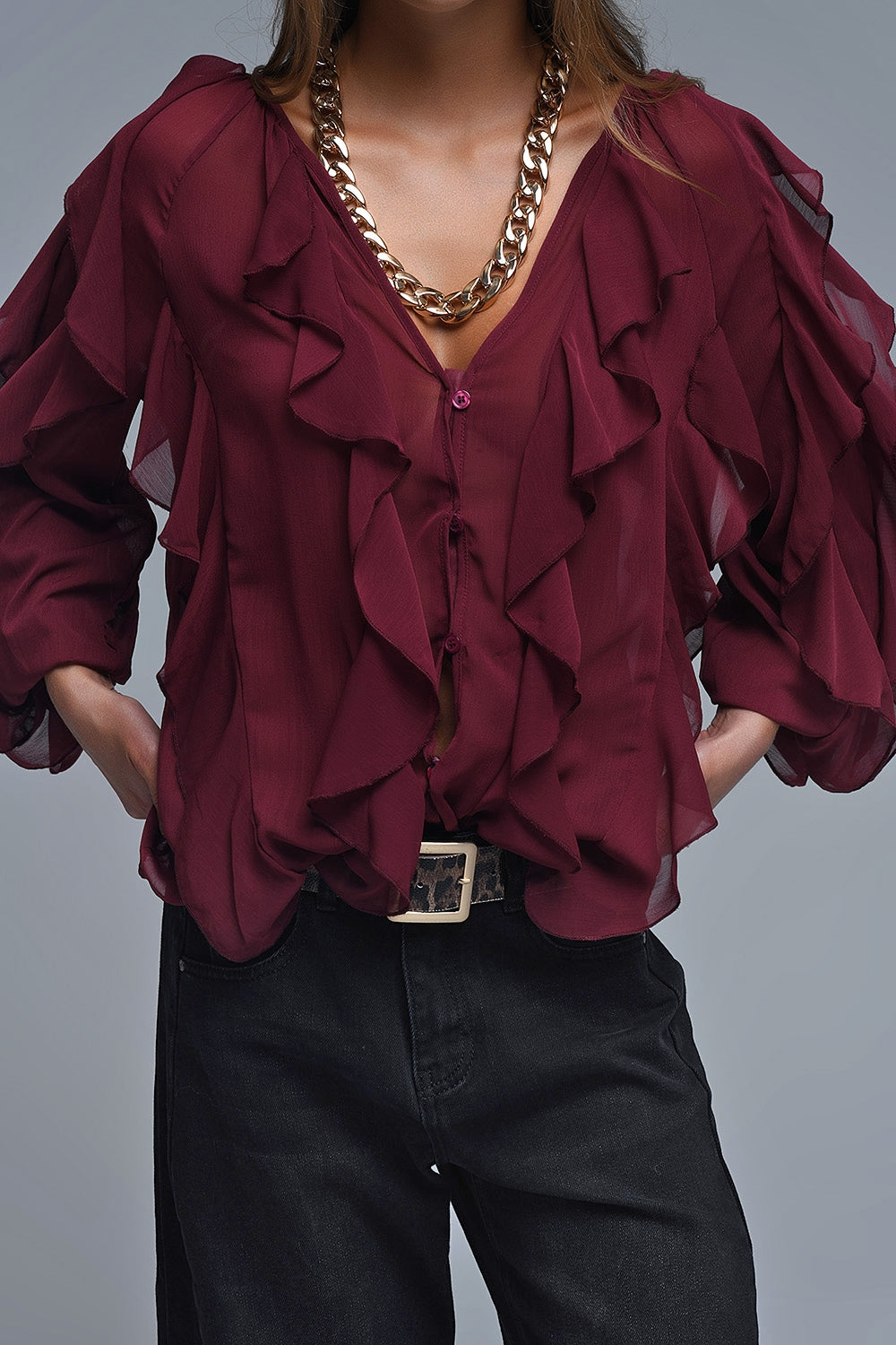 Camicetta bordeaux con scollo a V e volant all over