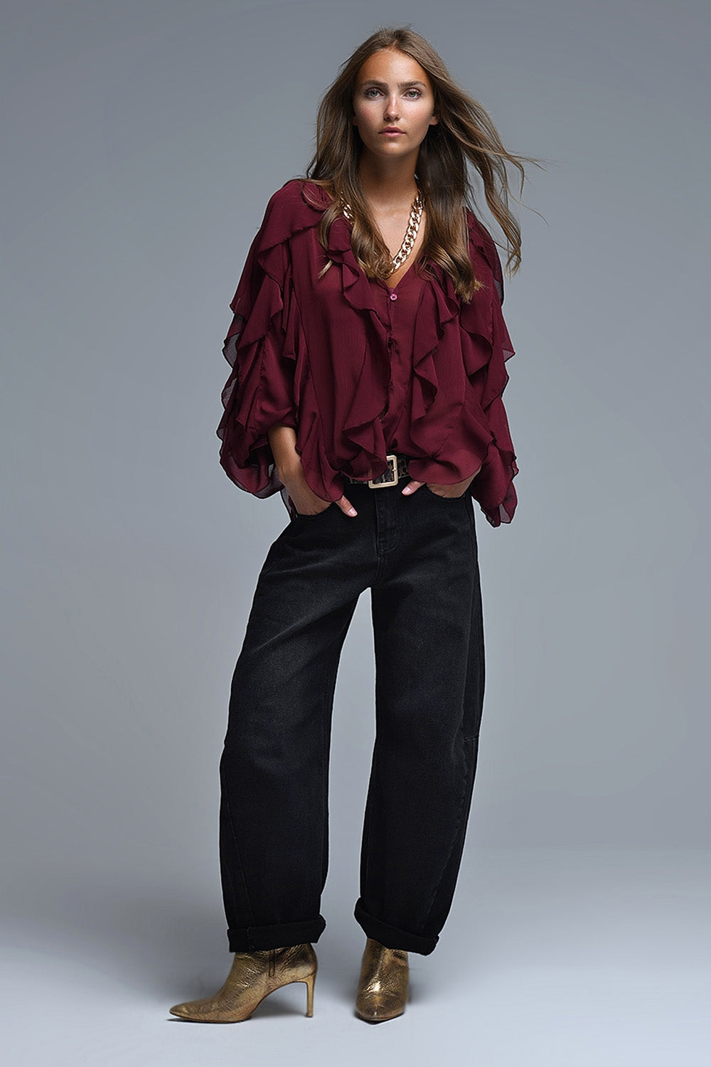 Camicetta bordeaux con scollo a V e volant all over