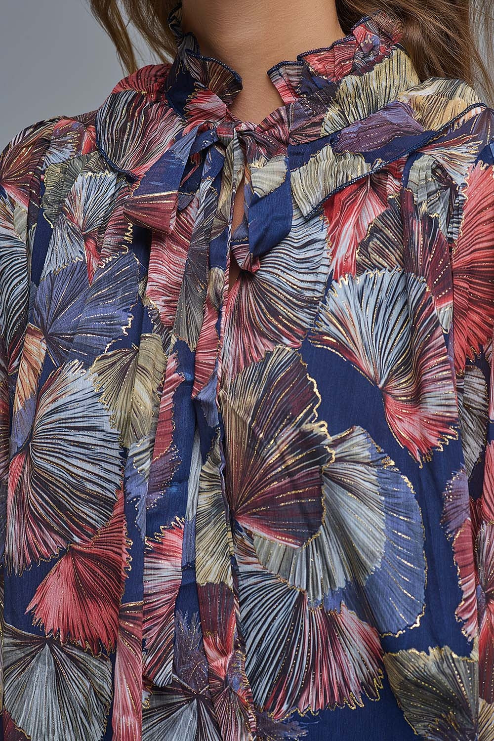 Camicetta con volant stampata in stile bohémien con stampa di palme metalliche