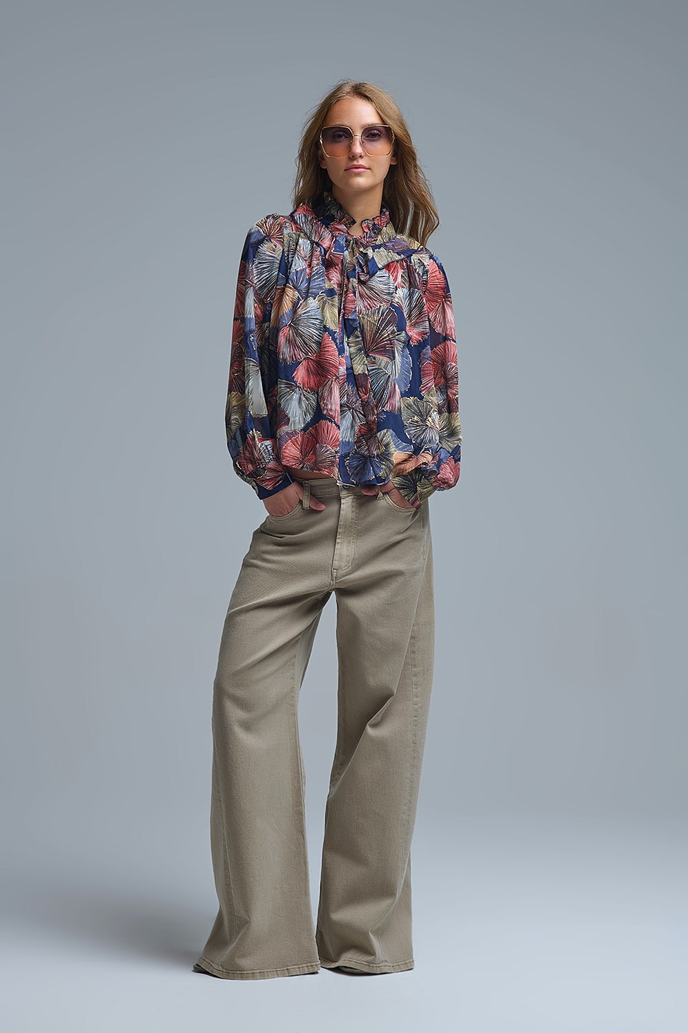 Camicetta con volant stampata in stile bohémien con stampa di palme metalliche