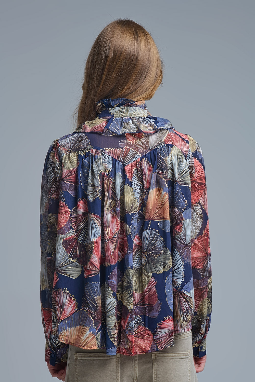 Camicetta con volant stampata in stile bohémien con stampa di palme metalliche