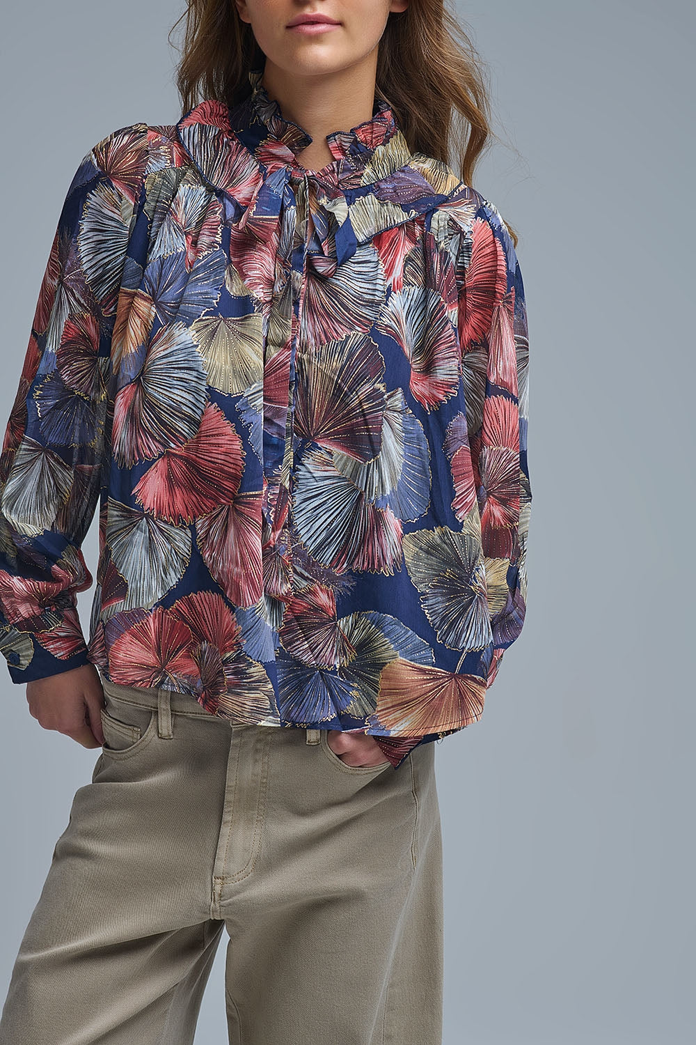 Camicetta con volant stampata in stile bohémien con stampa di palme metalliche