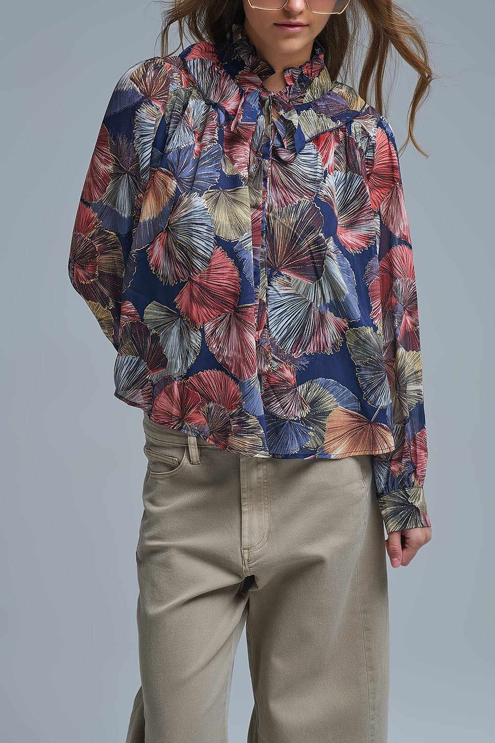 Camicetta con volant stampata in stile bohémien con stampa di palme metalliche