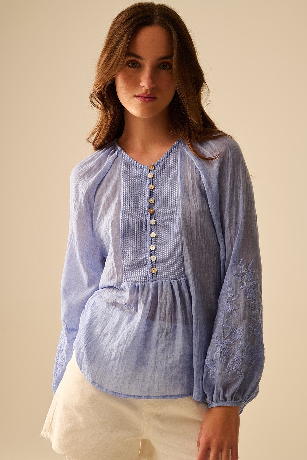 Camicetta in chiffon blu con ricamo sulle maniche
