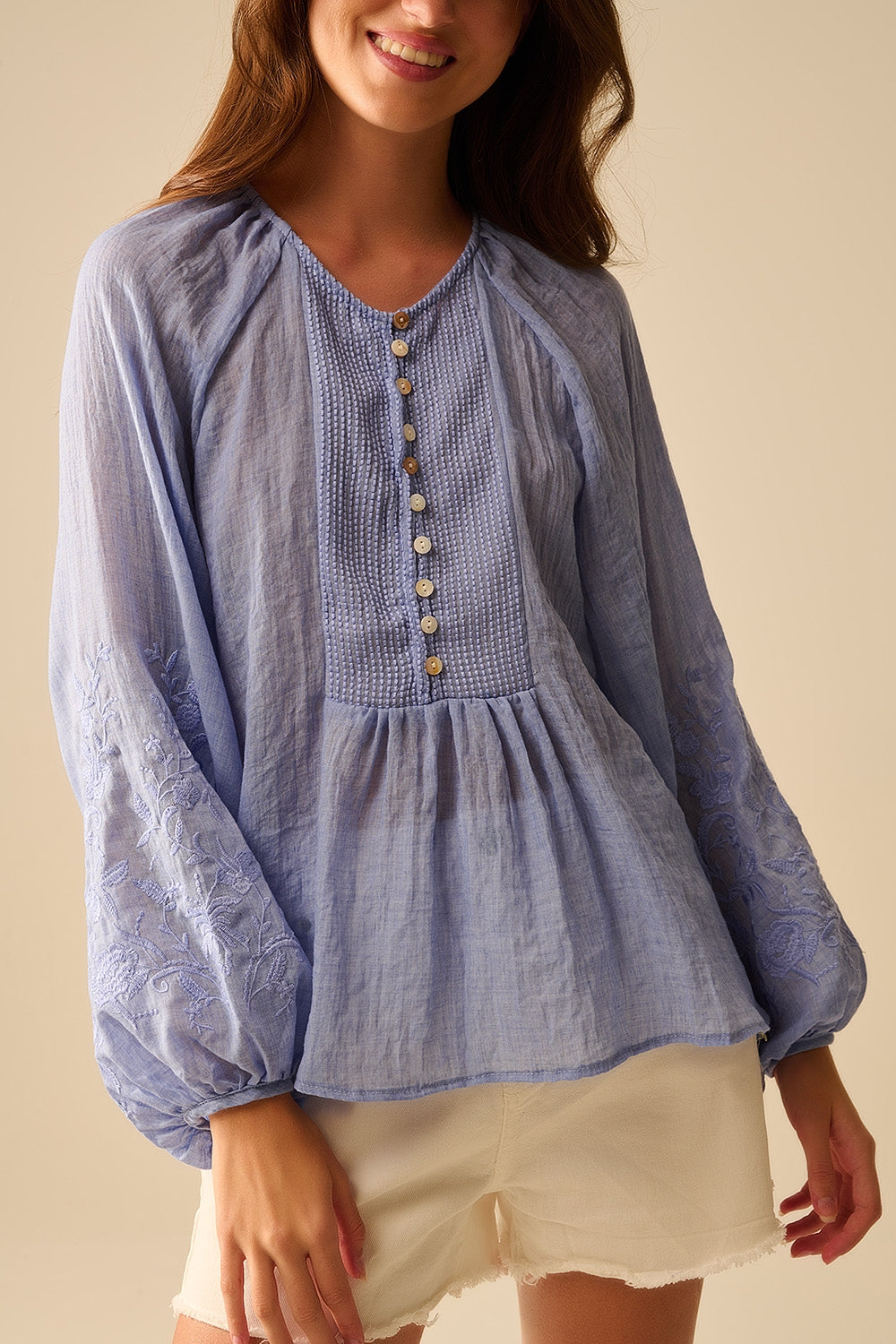 Camicetta in chiffon blu con ricamo sulle maniche