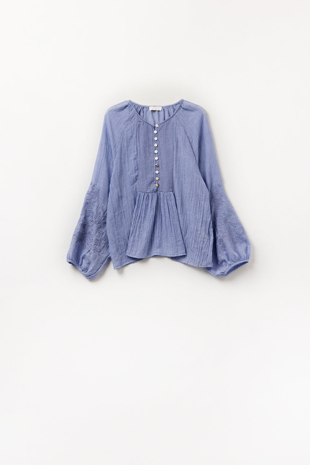 Camicetta in chiffon blu con ricamo sulle maniche