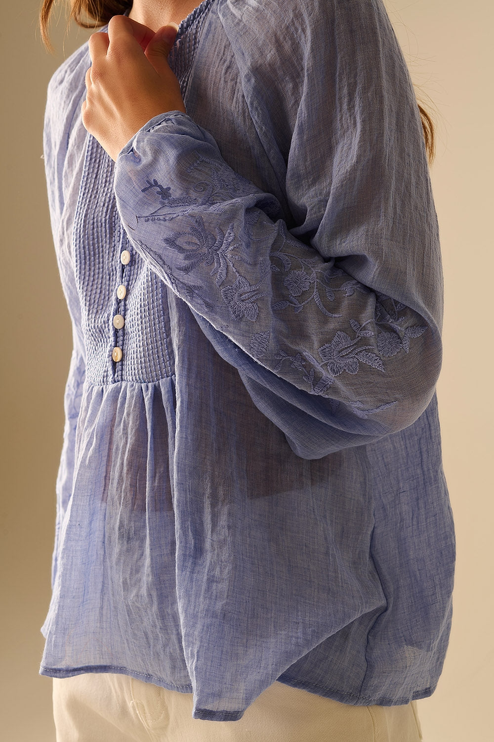 Camicetta in chiffon blu con ricamo sulle maniche