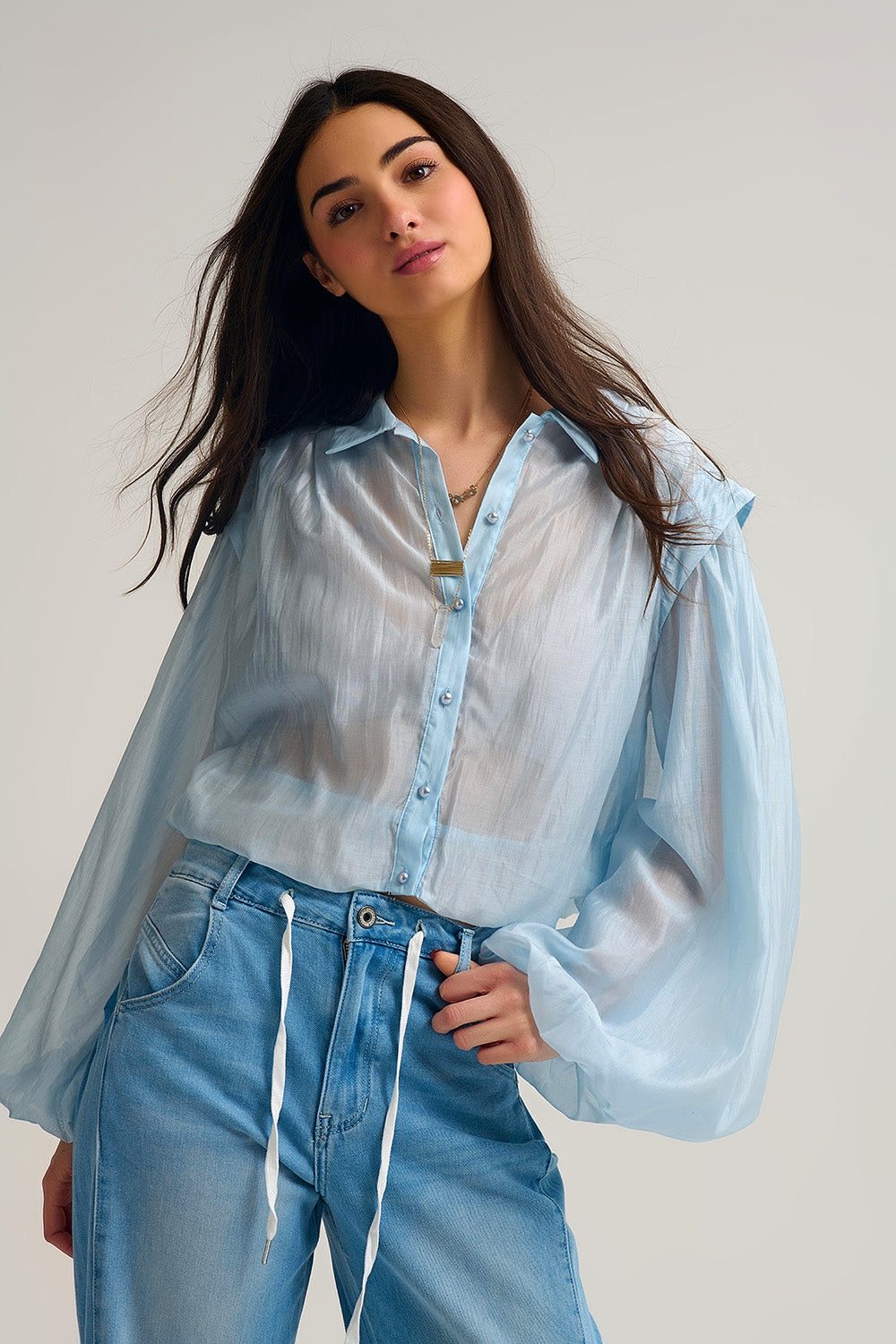 Camicetta in seta Tencel blu con maniche a palloncino e bottoni nacar