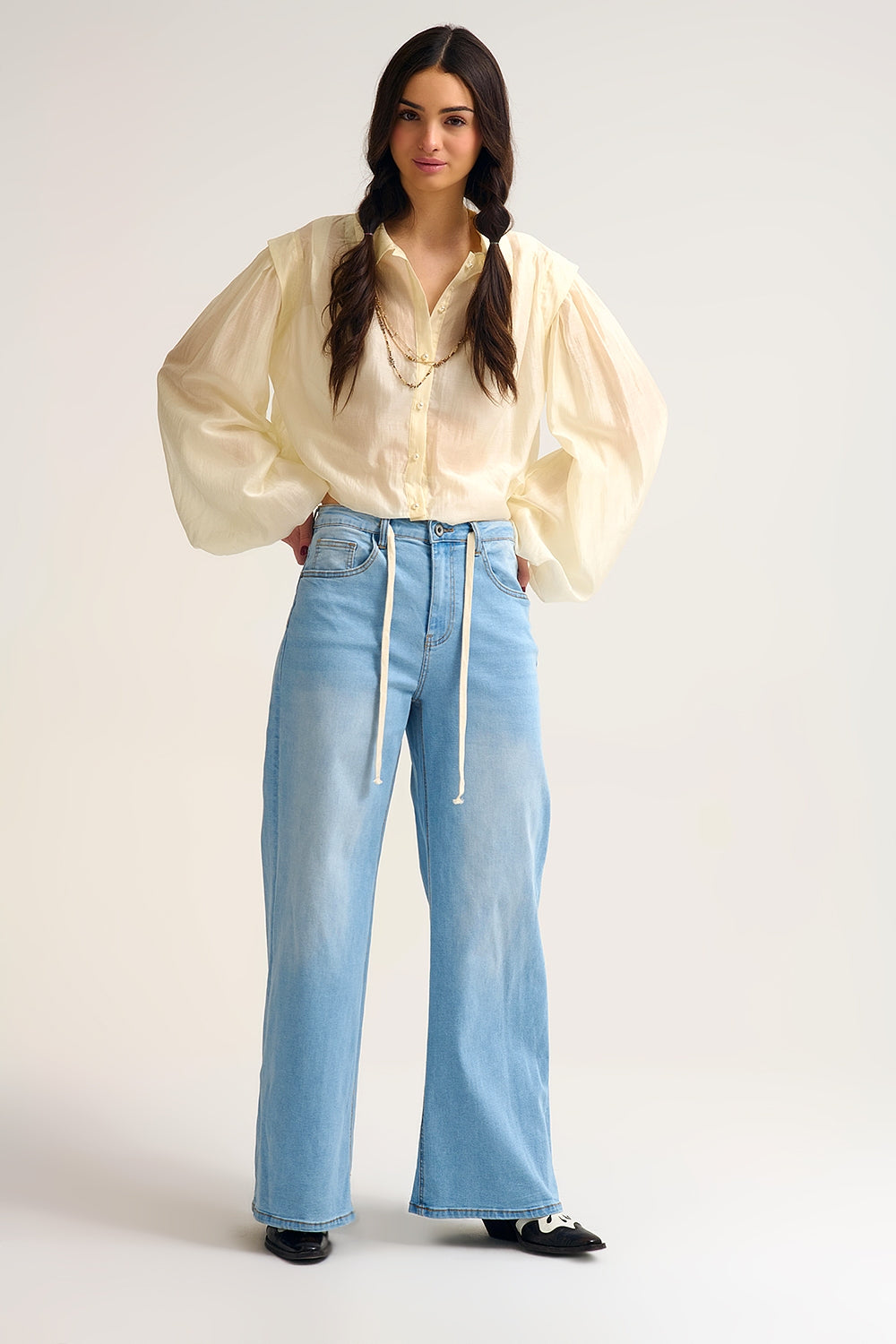 Camicetta in seta tencel color crema con maniche a palloncino e bottoni nacar