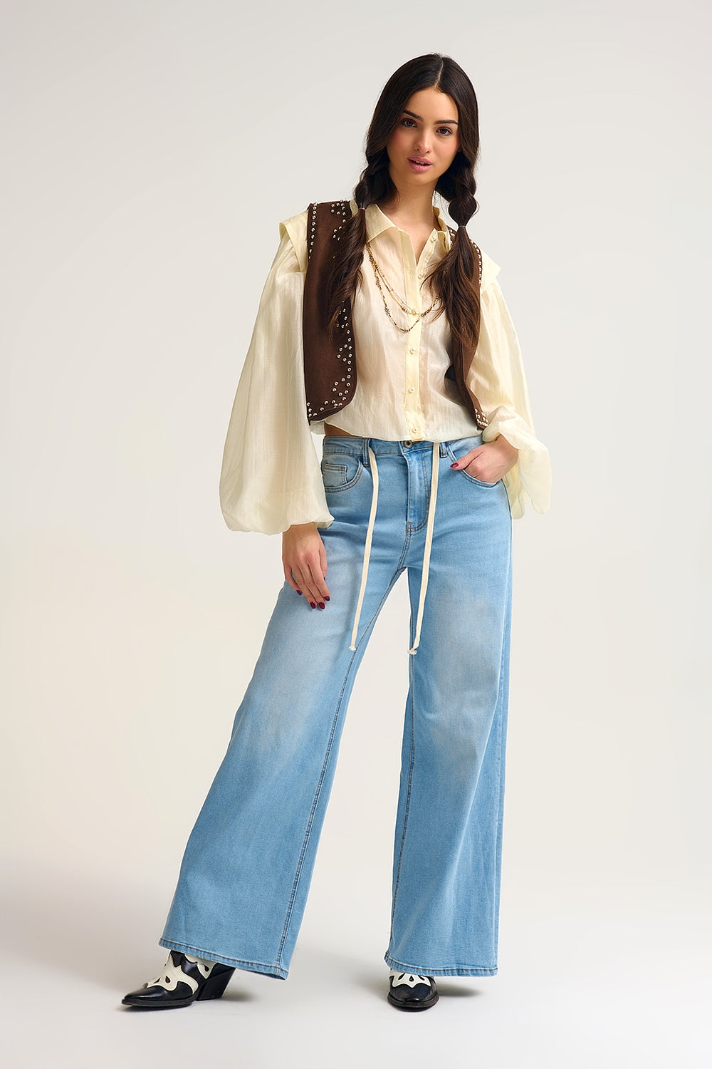 Camicetta in seta tencel color crema con maniche a palloncino e bottoni nacar