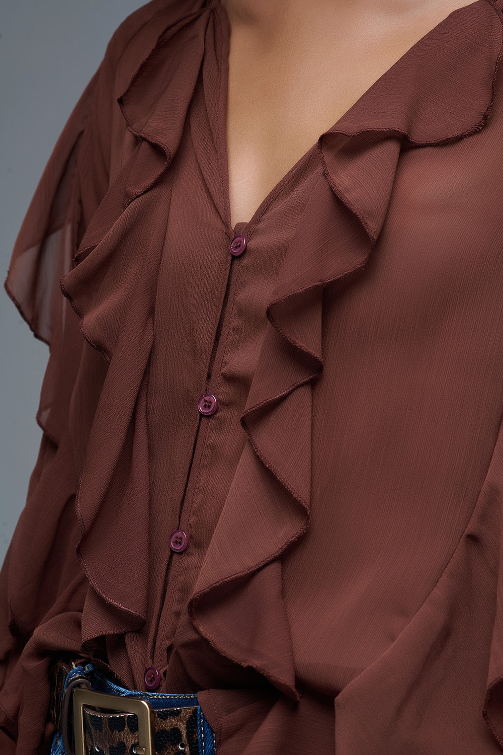 Camicetta marrone in chiffon con scollo a V e volant all over