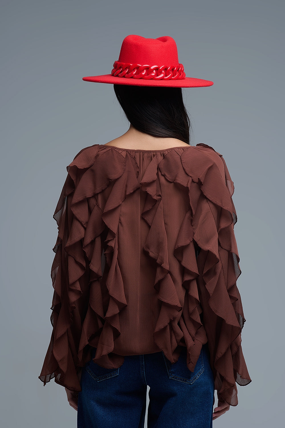 Camicetta marrone in chiffon con scollo a V e volant all over