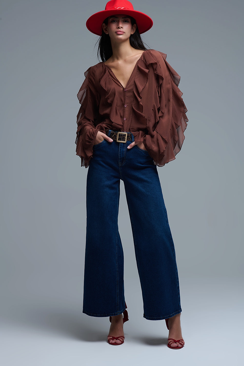 Camicetta marrone in chiffon con scollo a V e volant all over