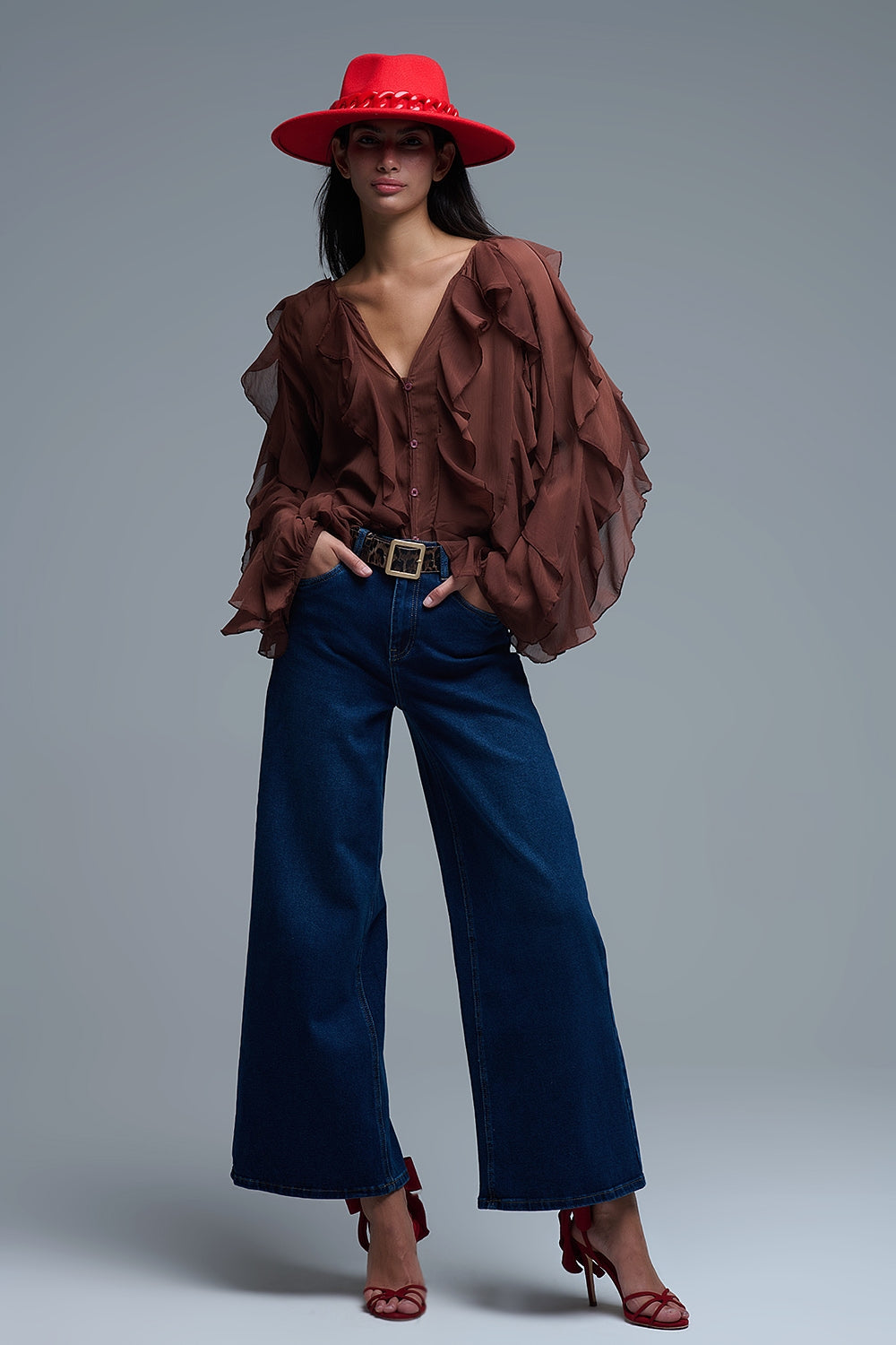 Camicetta marrone in chiffon con scollo a V e volant all over