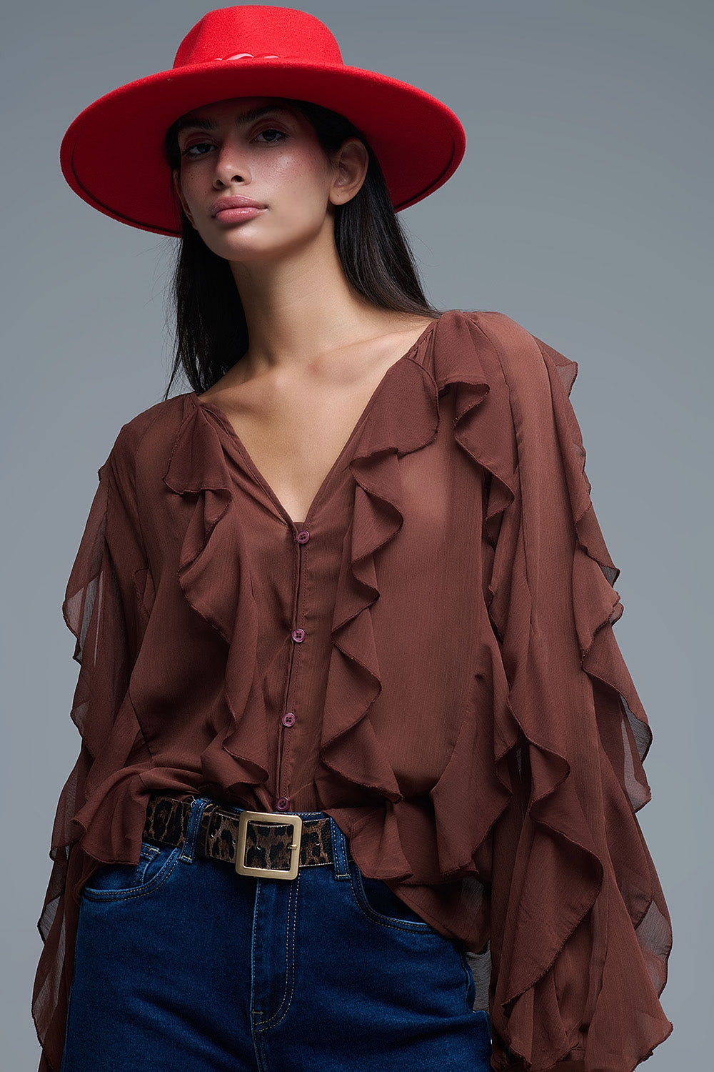 Camicetta marrone in chiffon con scollo a V e volant all over